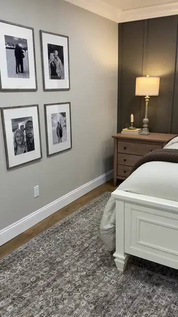 🤎 There’s just something about a warm brown accent wall… cozy, moody, and makin