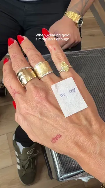 Auuuuuu ✨ #tattoovlog #tattooideas #handtattoo #redinktattoo #jewelrystack 