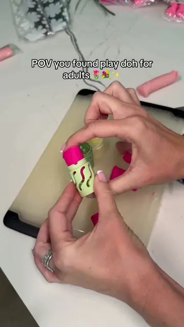 They look so real…😱💐 DIY play doh flowers 🥹