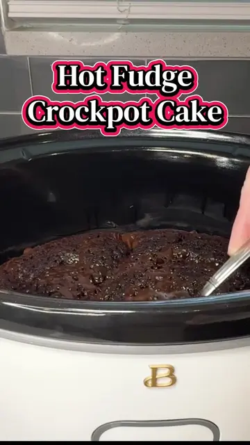 🍫 This Crockpot Hot Fudge Cake is dangerously good! Warm, gooey chocolate cake 