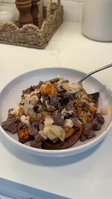 54g PROTEIN ANIMAL-STYLE SWEET POTATO BOATS 🍠🍔 If you’re craving a burger but 