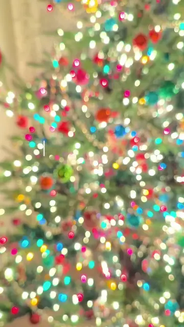how I styled my Christmas tree! Tree is linked in bio🔗setting up the tree has a