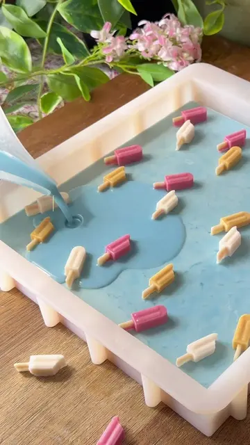 Paleta Paradise 🥭🥥🍓 creamy coconut milk, sweet vanilla, juicy mango, and suga