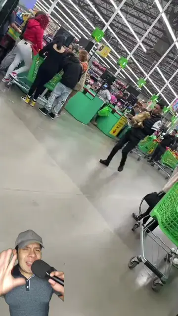 Un perrito sin hogar encontró un lugar para descansar en esta tienda 🐶❤️🏪 #dog