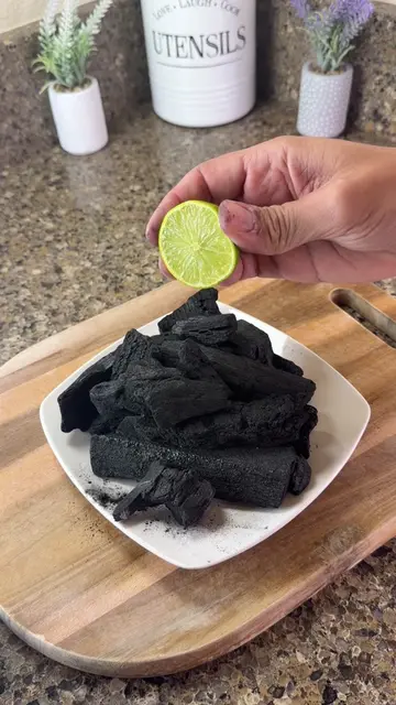 I put lemon on charcoal… I was not expecting this! #cleaning #KitchenHacks #home