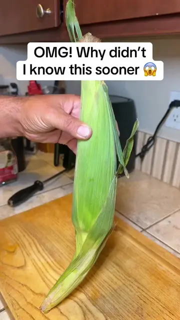 OMG! Why didn’t I know this before 😱#corn #KitchenHacks #momlife #tipsandtricks