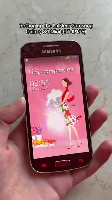 Setting up the La Fleur edition Samsung Galaxy S4 Mini 🌺 #oldphone #oldphones #