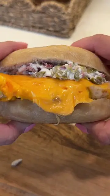 43g protein jalapeño popper breakfast sandwich 🌶️🥯 If you’re looking for an ea