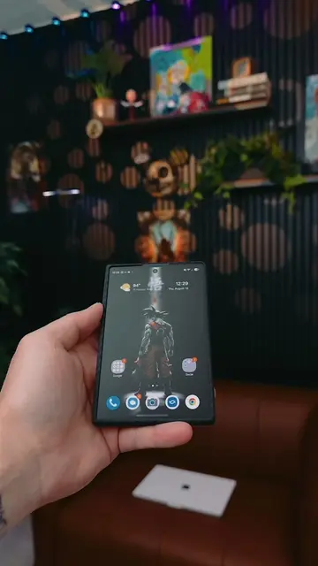If you are having trouble using your Samsung Galaxy Z Fold 8 with one hand while
