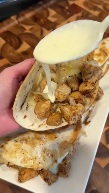 Chicken Alfredo… but make it TACOS 🌮🤌🔥  Creamy alfredo, chicken, crispy @Miss