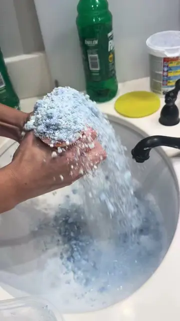 #SudzyDiaries #spongesqueezing #laundrycrumbles #suds #oddlysatisfyingvideo 