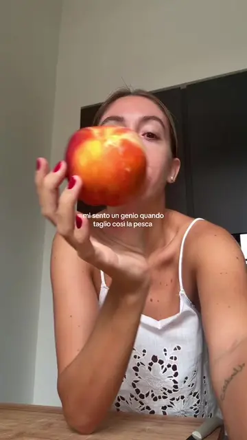 taglio verticale, uno solo orizzontale gira et voilaaaaaaa pesca tagliata perfet