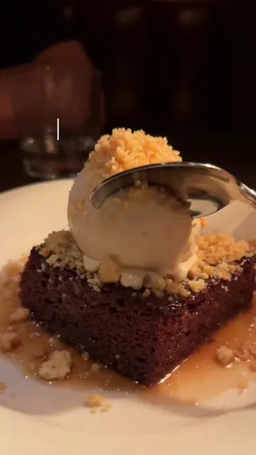 Trivoli Tavern in Fulton Market Chicago is a popular Hogsalt restaurant known th
