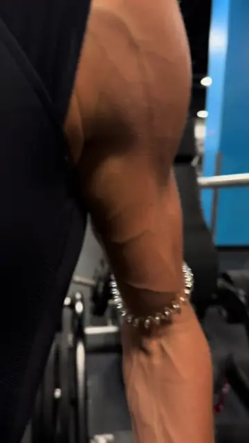 Shoulder Pump 🎀😚 @DFYNE code ‘SYDNEY10’ #shoulders #muscle #gymgirl #motivatio