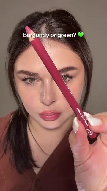 Burgundy or green? 💚 #makeup #BeautyTok 