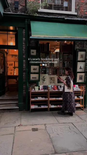 It’s nearly bookshop and cinnamon bun season 🍂📖🕯️ 📍 York, Cambridge and Edin