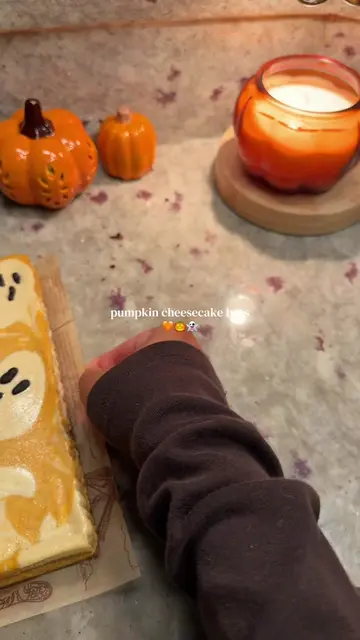 creamy pumpkin cheesecake bars 👻🎃 with ghosts ofc ;)    recipe :   crust:   2 