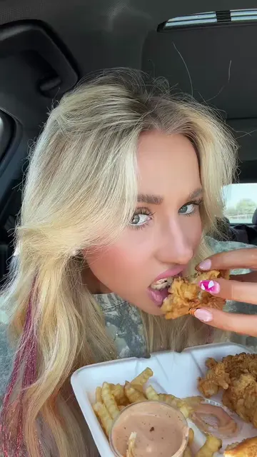 UMMMM CANE’S???🍟😳🥤🍗👀🥲 #raisingcanes #fastfood #FastFoodReview #eatwithme #