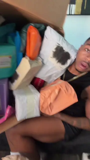 FULL VLOG ON YT !! UNBOXING RANDOM PEOPLES PACKAGES THEY NEVER PICKED UP PT. 2️⃣