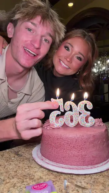 I broke the 5…. #anniversary one year #cake #Love 