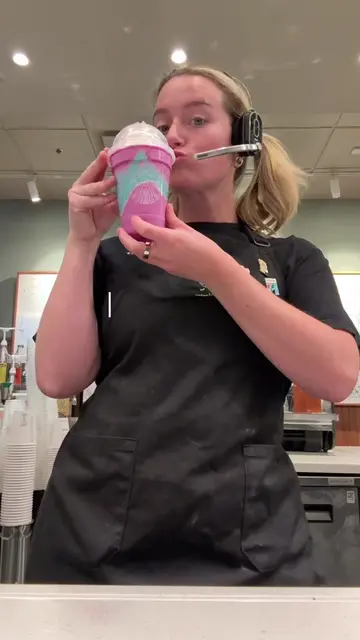 HAPPY UNICORN WEEKEND✨🦄 •2 scoops of the pink powder •2 pumps of mango syrup  •