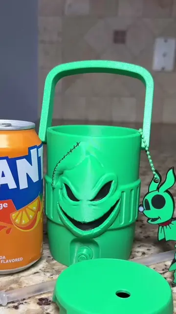 This green can holder is giving spooky perfection 💚👻 Would you add it to your 