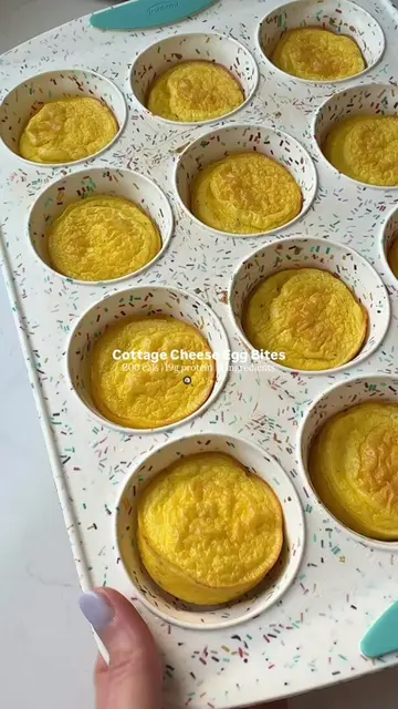 These cottage cheese egg bites pack 19g of protein per serving and they’re so qu