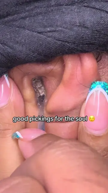 you know you can’t stop watching 😮‍💨  #oddlysatisfying #satisfying #earflakes 