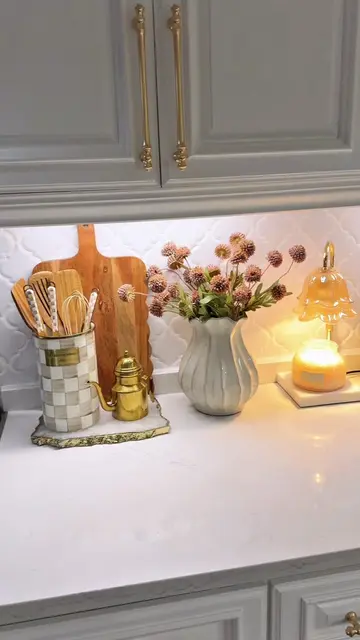 A little fall kitchen decorating 🍂🤎 but an even bigger reminder: keep dreaming