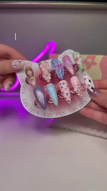 The CUTEST little nail stand 🐱💅 Makes painting your nail tips so much easier! 
