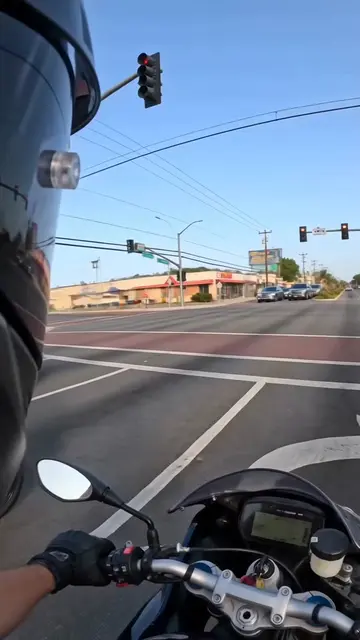 giantess spotted on a bike 🙈 #tallgirl #tallgirlproblems 