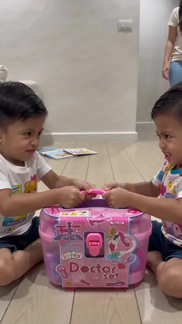 Mahalagang ituro sa mga bata ang pagbabahagi hahang naglalaro 🥹 #doctorset #kid