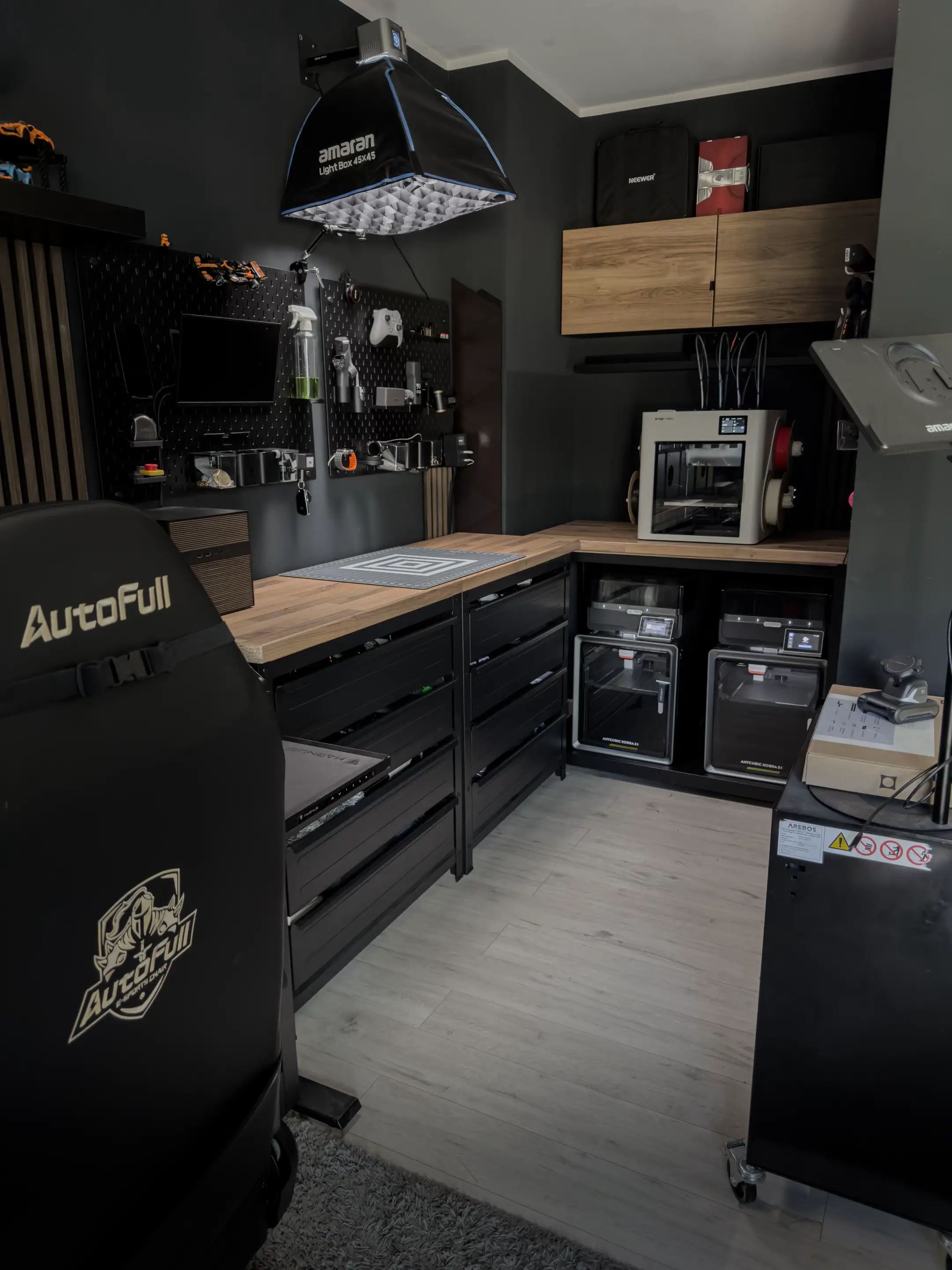 A space doesn’t need RGB everywhere to feel like a gaming setup. For me, it’s ab