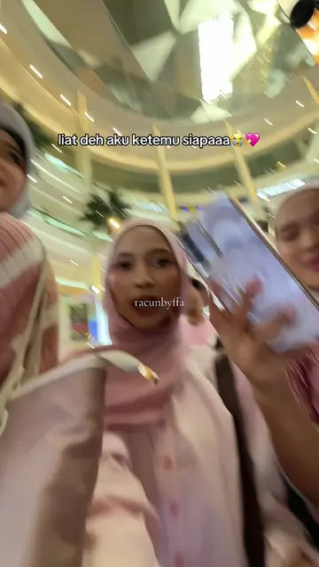 woilahh ketemu mohan sama aqeela dong mana depan banget lagii, secakep itu weh m