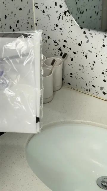 Keep those trimmings where they belong—clean & collected, not on your counter 🧔