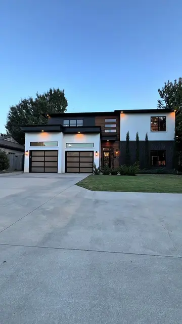 Modern Contemporary is growing more popular in Nichols Hills 👀 1212 W Wilshire 