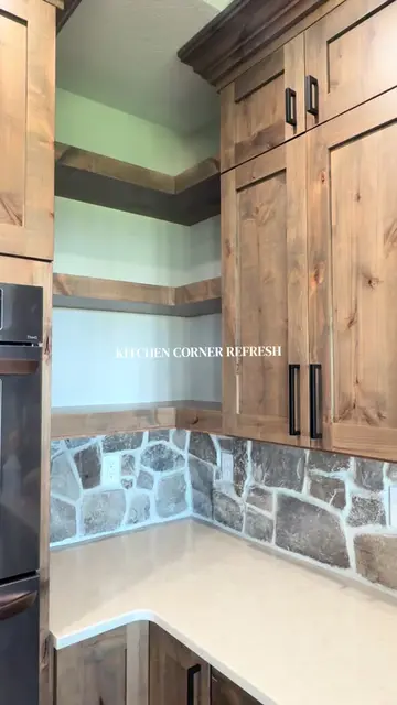 Collect and decorate with what makes you happy 🤎 #countryliving #countrykitchen
