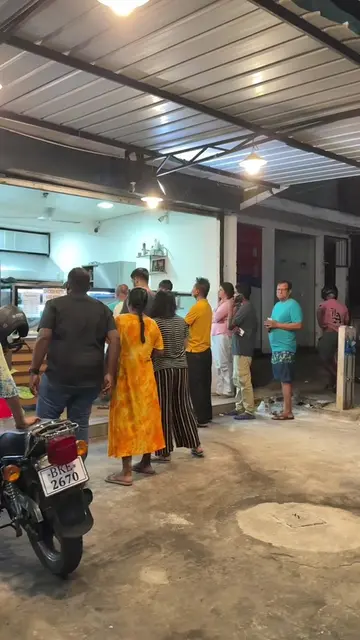 කට්ටිය පෝලිමෙ ඉදලා කෑම ගන්න බොරැලැස්ගමුවෙ සුපිරි කඩේ දන්නවාද?? කාලා තියෙන අය කිය