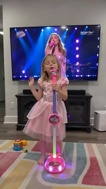How did she get him angry 😂#kpop #kidstoys #microphone #kidsoftiktok #tiktoksho