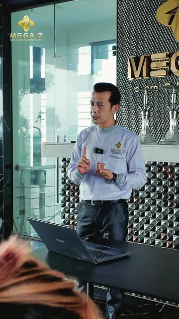 Service ဆိုတာ “အလုပ်” မဟုတ်ဘူး Customer ကို စားစရာပေးလိုက်တာ၊ Order ယူပေးလိုက်တာ