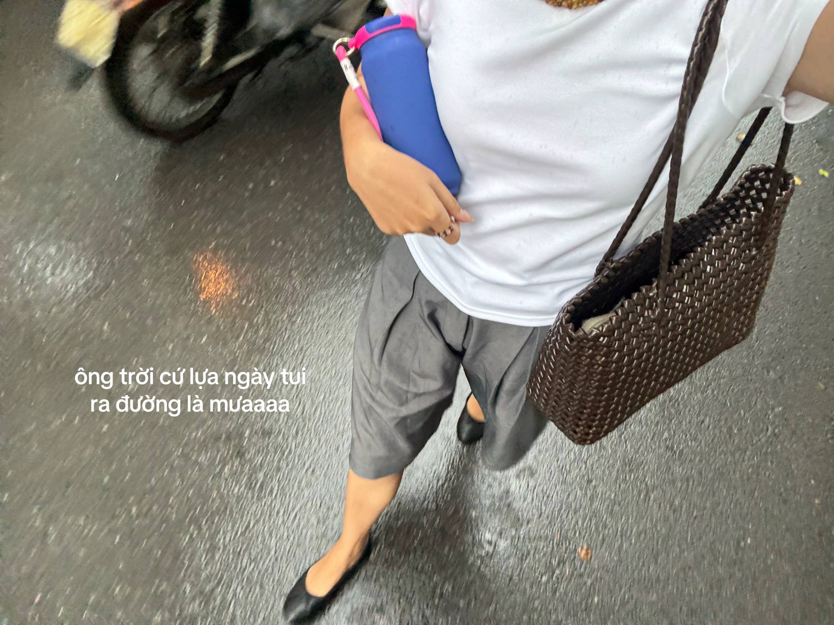 Cứ ra đường là mưa cho tuii👾 mà mưa kệ mưa chị em tui vẫn cứ đii 💃🏼  #quyenqu