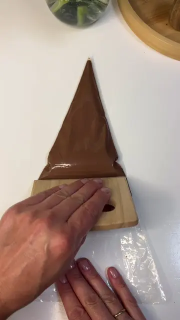 Save this kitchen hack💡 A great idea for decoration with no mess at all👩‍🍳🎂 