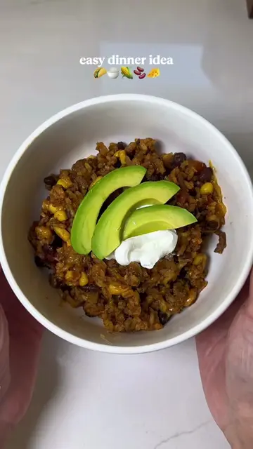 Easy Taco Rice Skillet 🌮🍚 Recipe below & follow for more easy meal ideas 🤍 . 