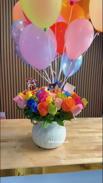 Algo diferente 🎈🎈#flowerwholesale #BellaFloralStudio #floreriagreenvillesc 