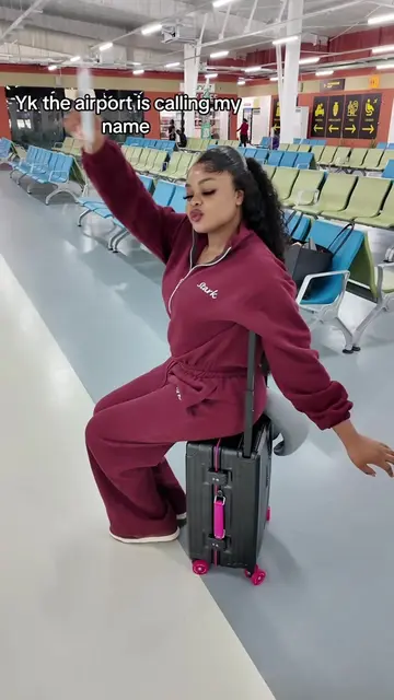 Holiday szn! #olamiherself #olamigenztailor #airportoutfit #vacationvibes #fypvi