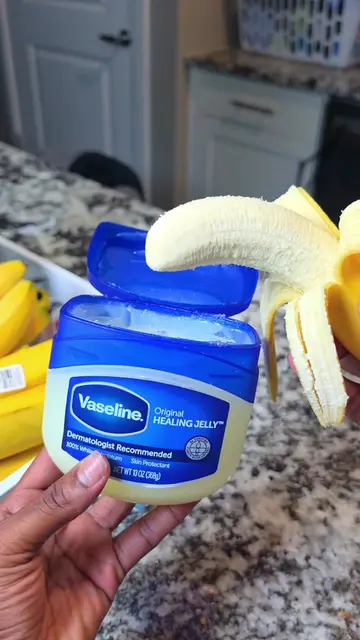 Banana & Vaseline: The Ultimate DIY Skin Hydration Hack! #NaturalCleaning #DIYCl