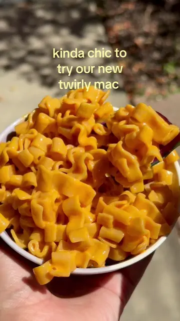 kinda chic to eat mac and cheese #goodles #macandcheese #chic #twirly