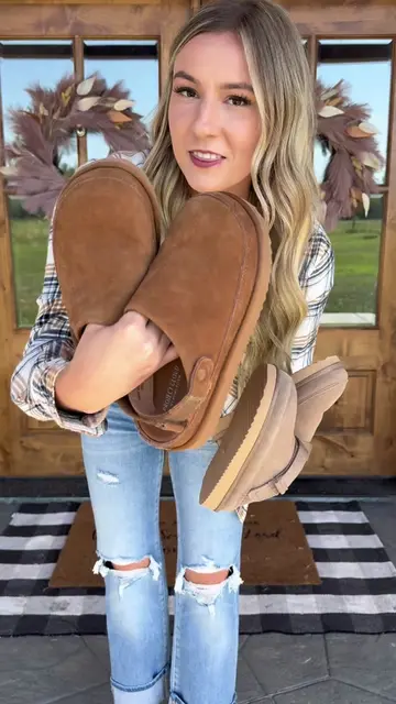 Fall means it’s time to break out my favorite clogs! 😍🍂🤎 #clogs #projectcloud
