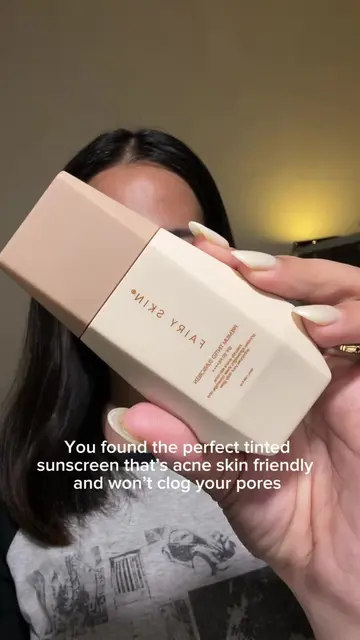 We all love a sunscreen that’s acne prone skin friendly and doesn’t clog our por