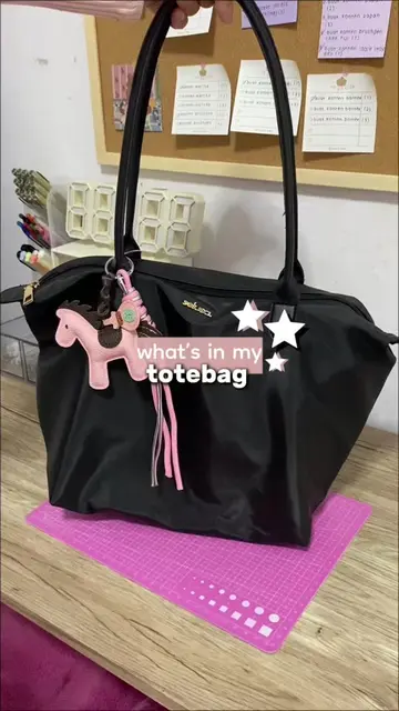 what’s in my bag edisi dari @Selusa tas nya muat banyak barang loh😍🩷#totebag #